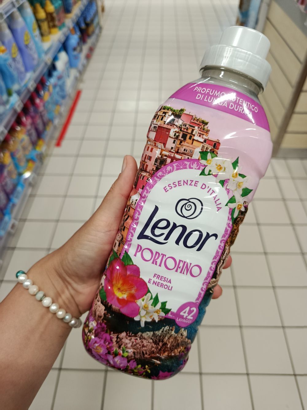 Lenor Essenze D'Italia Portofino, koncentrovaná aviváž Frézia a Neroli, 42 praní 882ml
